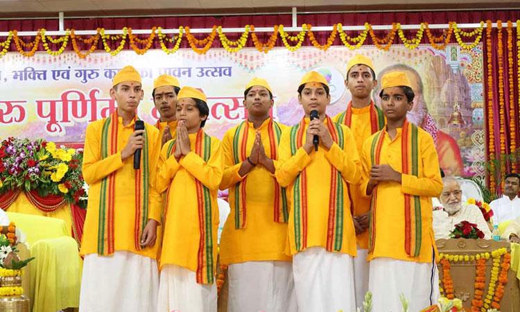 Shri Guru Purnima was celebrated at the national level with great devotion and grandeur over two days at the Maharishi Utsav Bhawan, Gurudev Brahmanand Saraswati Ashram, Bhopal.