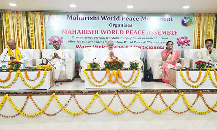 Ved Vidya Martand Brahmachari Girish Ji, Chairman of Maharishi Group of Educational Institutions has participated in summit organized by Z TV MP and CG on the topic Building New India.With Z TV team, Brahmachari Girish Ji honoured the Chief Guest Honourable Speaker of MP Legislative Assembly Shri Narendra Singh Tomar Ji.